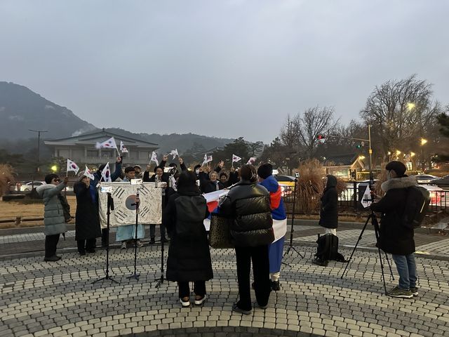 청와대 연풍문 앞 모여든 이재명 대통령 지지자