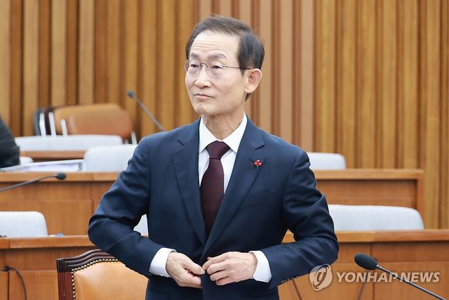 상의 단추 잠그는 김호철 감사원장 후보자