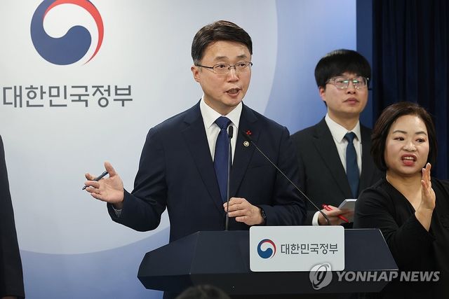 KTㆍLGU+ 침해사고 관련 질의응답 하는 류제명 차관