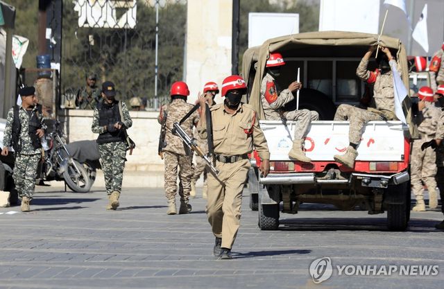 지난 25일(현지시간) 예멘 수도 사나 시내의 후티 반군 병력들