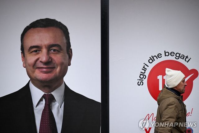 선거 포스터 속 알빈 쿠르티 총리