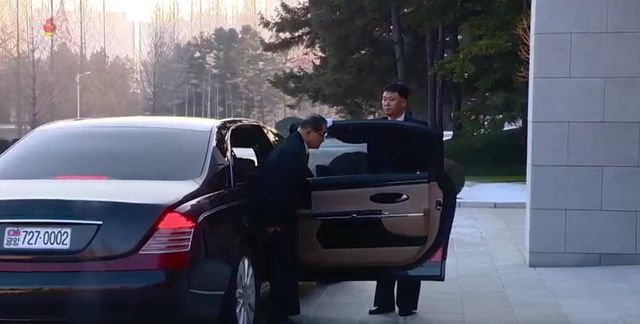 '7.27.0002 번호판을 단 차량에서 내리는 박태성 내각 총리