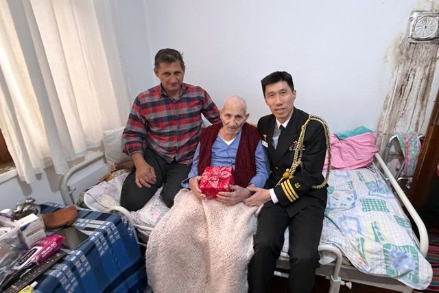 6·25 참전용사에 李대통령 선물 전달