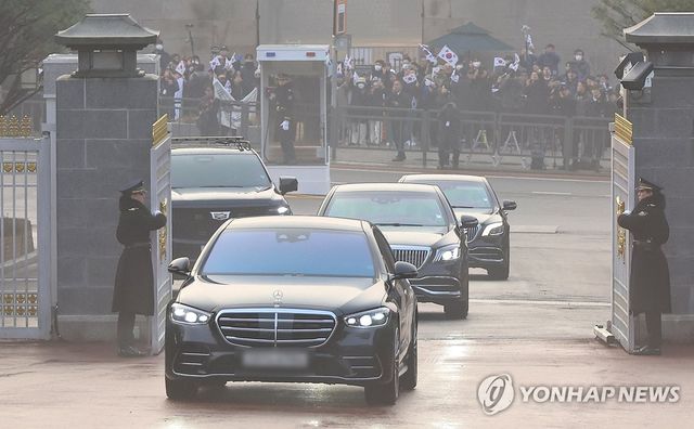 청와대 정문 들어서는 이재명 대통령 출근 차량 행렬