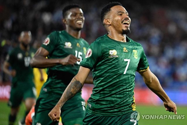 짐바브웨와 경기에서 결승 골을 터트린 남아공 오스윈 아폴리스의 세리머니 모습.