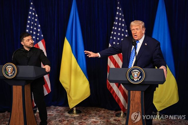 28일(현지시간) 미국 플로리다주 마러라고에서 공동 기자회견 중인 트럼프 대통령과 젤렌스키 대통령