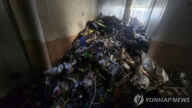 울산 아파트 화재 현장에 쌓인 쓰레기 산