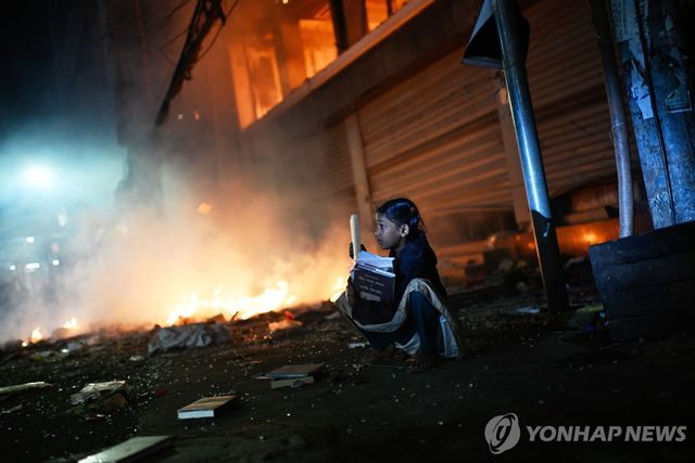 지난 18일 시위대가 불지른 다카의 한 신문사 건물