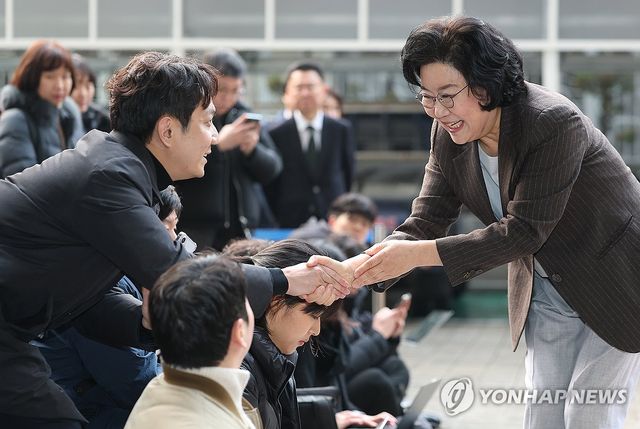 취재진에 인사하는 이혜훈 기획예산처 장관 후보자