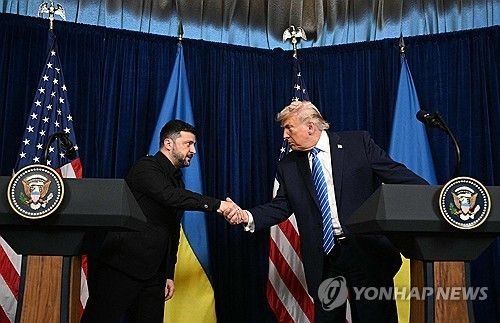 28일 기자회견하는 젤렌스키·트럼프 대통령