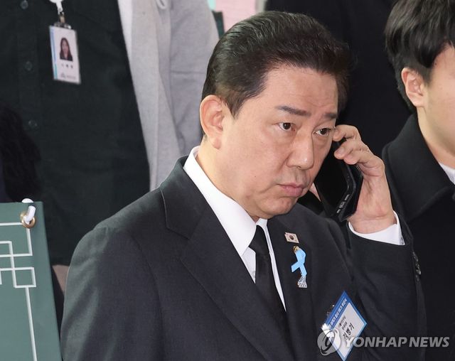 전화 통화하는 더불어민주당 김병기 원내대표