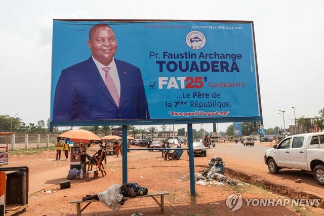 투아데라 대통령 선거 포스터와 낮잠 자는 시민