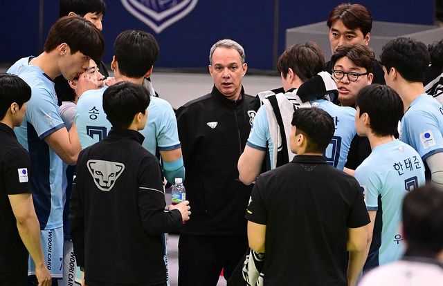 심각한 표정으로 이야기하는 우리카드 파에스 감독