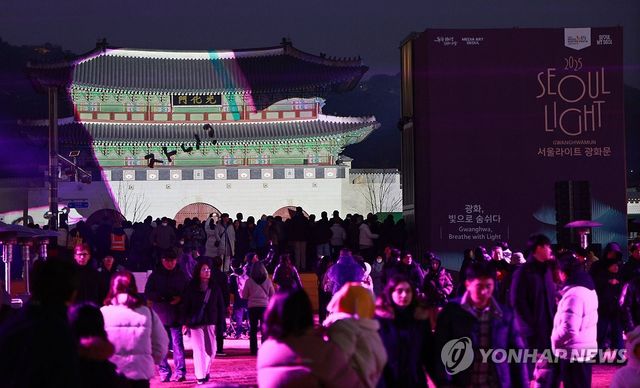 빛으로 물든 광화문... 붐비는 연말 인파