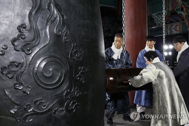 타종하는 시민대표들