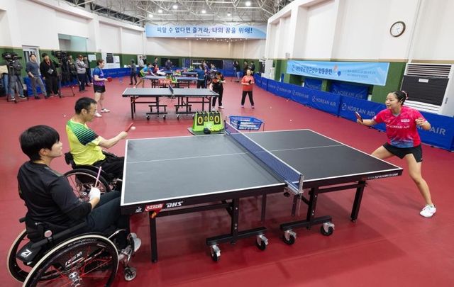 장애인 선수들과 경기하는 신유빈(오른쪽)
