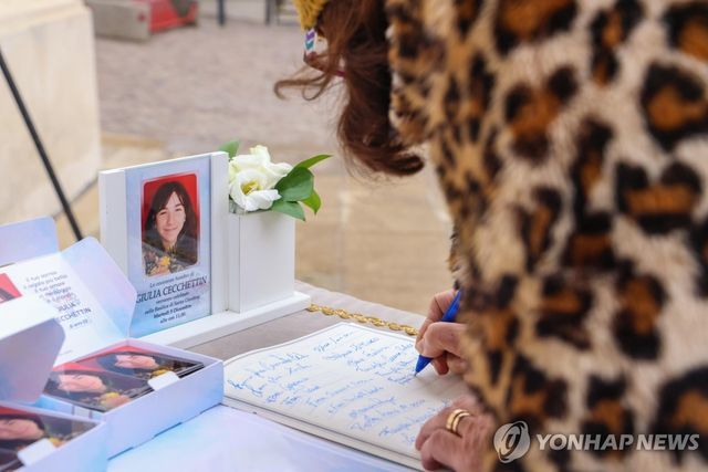 이탈리아 페미사이드 희생자 추모하는 시민