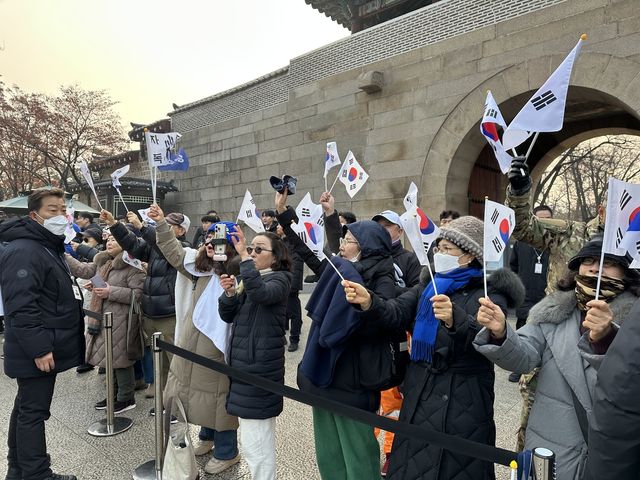 이재명 대통령 출근길 지켜보는 지지자들