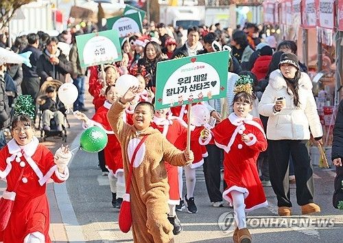 산타 복장의 어린이들