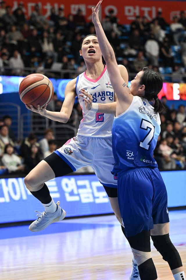 삼성생명 이해란(왼쪽)의 공격