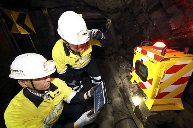 알몬티 관계자들이 상동광산에서 갱도 공기 질을 측정하는 모습