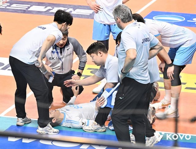 쓰러진 대한항공 임재영(가운데)