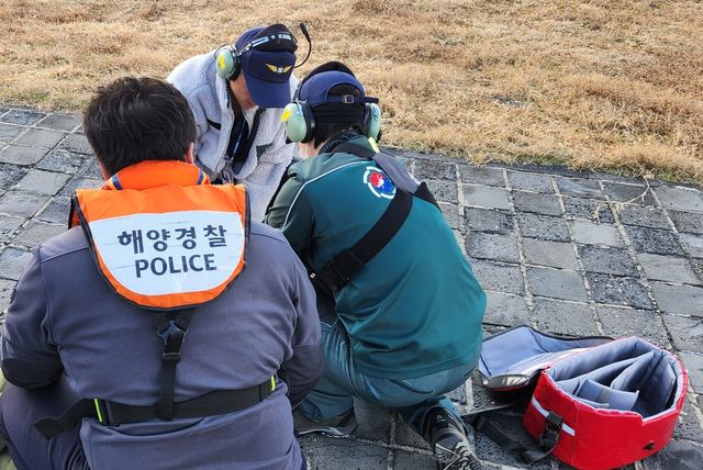29일 익수자 응급처치 중인 해경