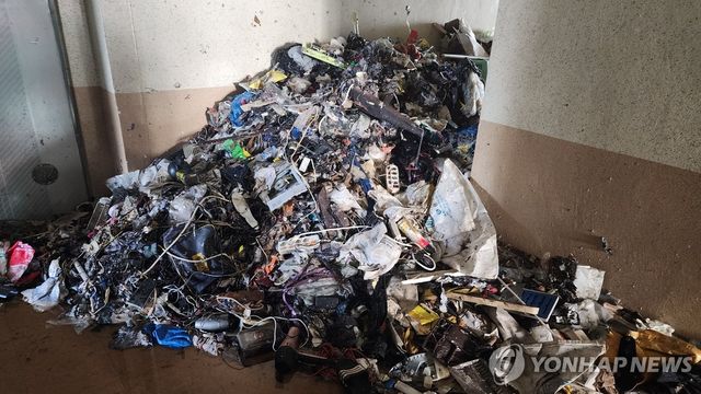 울산 아파트 화재 현장에 쌓인 쓰레기 산