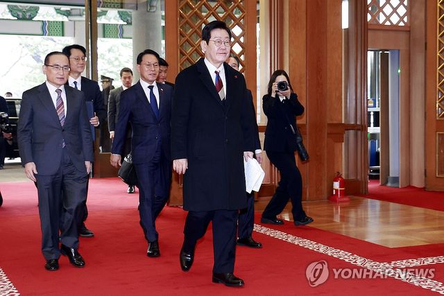 청와대로 첫 출근하는 이재명 대통령