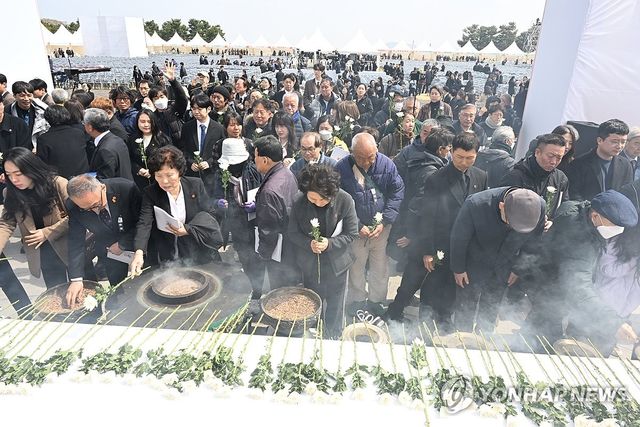 제77주년 제주4·3 희생자 추념식서 헌화·분향하는 참석자들