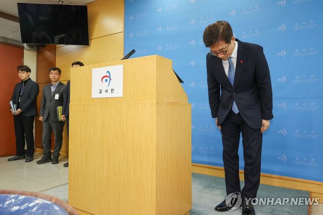 운영쇄신 TF 결과 브리핑, 인사하는 김인회 감사원장 권한대행