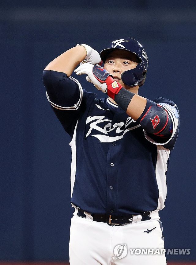 한동희 '적시타 세리머니'
