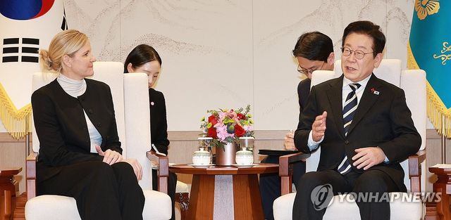 커스티 코번트리 IOC 위원장 접견하는 이재명 대통령