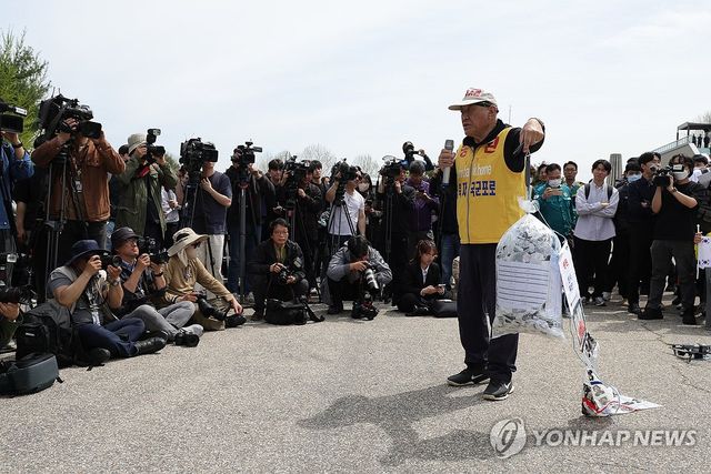 대북 전단 뭉치의 무게를 확인해주는최성룡 납북자가족모임 대표