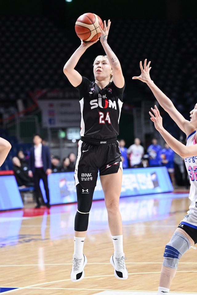 슛 던지는 김소니아