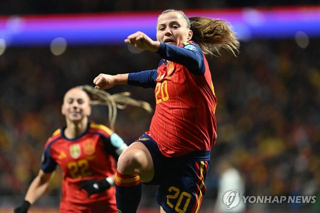 골 세리머니 하는 스페인의 클라우디아 피나.