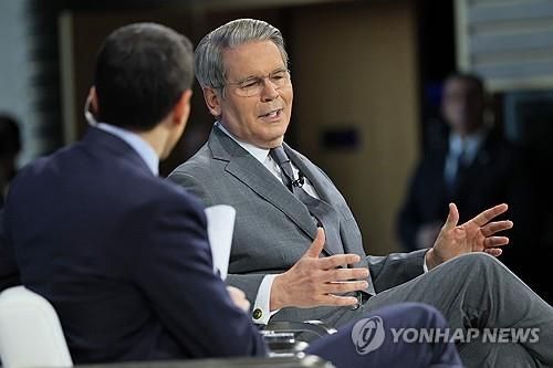 딜북 서밋 행사 발언하는 베선트 미 재무장관