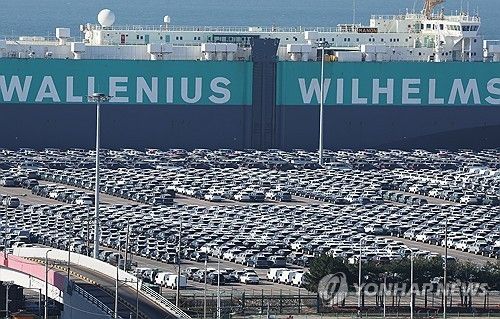 경기도 평택항에 수출용 자동차가 세워져 있는 모습 