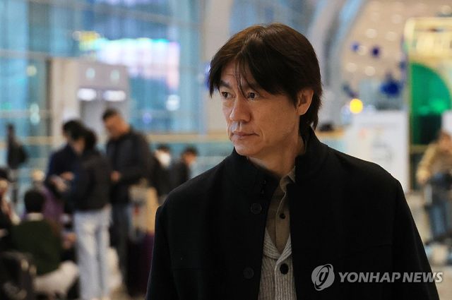 조 추첨을 위해 출국하는 홍명보 축구대표팀 감독