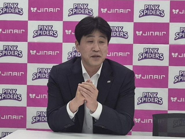 인터뷰하는 한국도로공사 김종민 감독