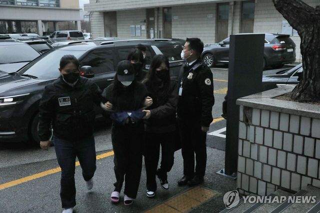 고개 숙인 '16개월 영아 사망' 친모