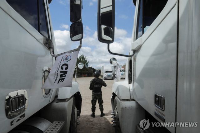 3일(현지시간) 온두라스 대선 투표함 실린 화물차 지키는 보안요원