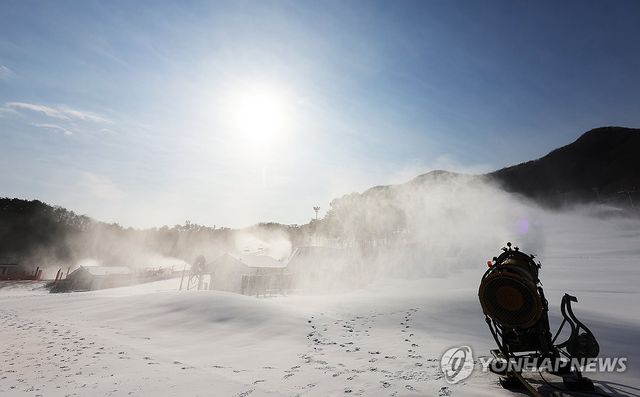 추위에 인공눈 뿌리는 스키장