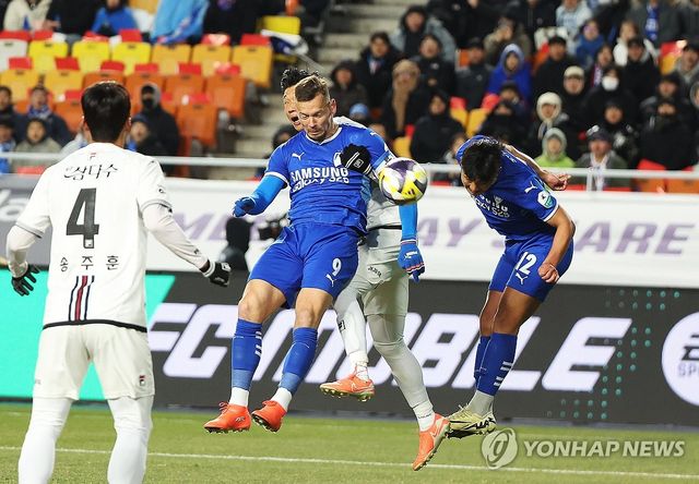 헤딩슛하는 일류첸코