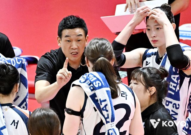 작전 지시하는 여오현 IBK기업은행 감독대행(중앙)