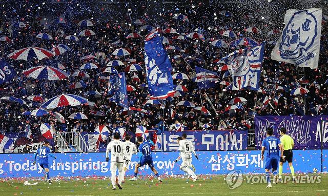 수원 삼성 팬들의 열띤 응원