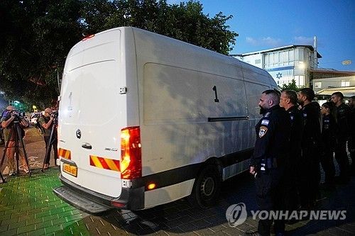 2일(현지시간) 텔아비브 아부카비르 유전자감식센터에 도착한 인질 추정 유해