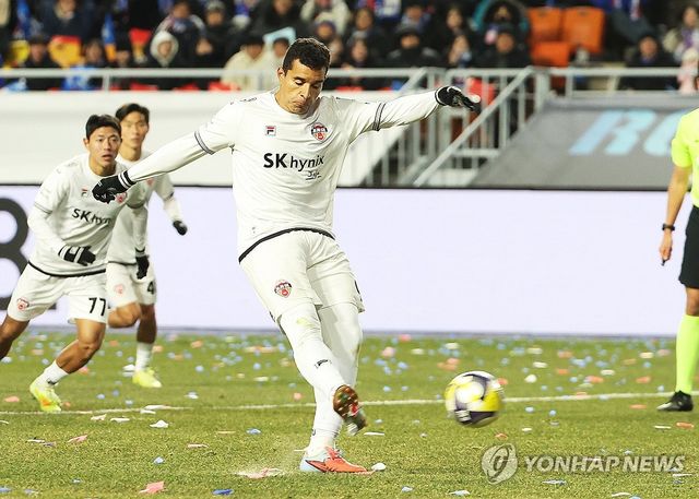 페널티킥 골 넣는 유리 조나탄