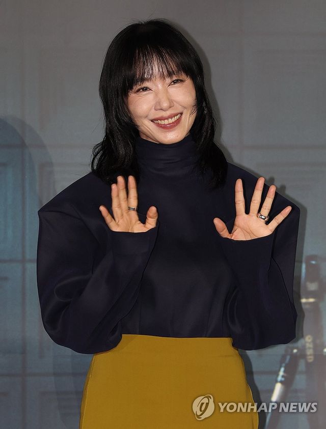 손인사하는 전도연