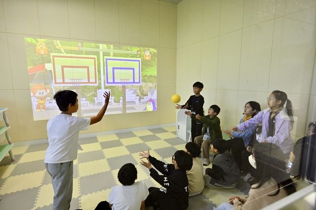 속초 미디어센터 견학 중인 초등학생들